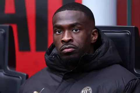 سيعود للدوري الإنجليزي.. كالتشيو ميركاتو: ميلان يدفع توموري للرحيل في الصيف